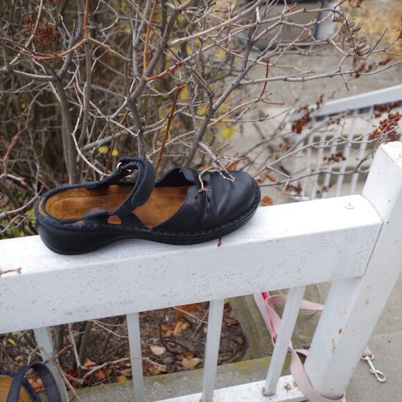 Black Leather Ladies Sandles By Naot - Picture 4 of 4